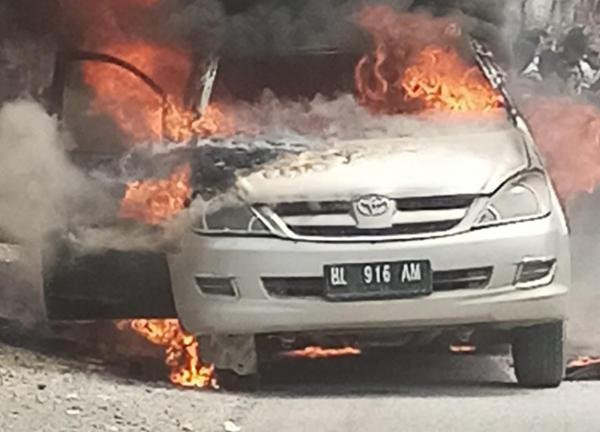 Mobil Innova Bawa BBM Terbakar di Nagan Raya