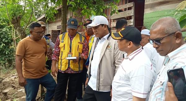 Anggota DPR RI dan Tim Kementerian PUPR Tinjau Rumah Nyaris Amblas ke Sungai di Pidie Jaya