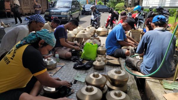 Mendekati Hari Jadi Banyumas ke 452, Gamelan Pendopo Sipanji Dibersihkan