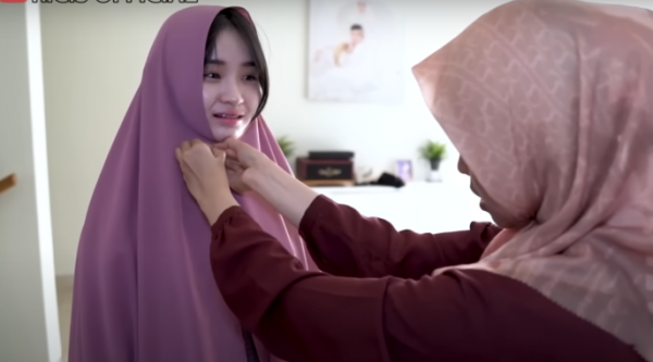 Chateez Didandani Ria Ricis Kenakan Busana Hijab, Begini Penampakannya