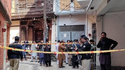 Bom Bunuh Diri Tewaskan 87 Orang yang Sedang Beribadah di Masjid Pakistan