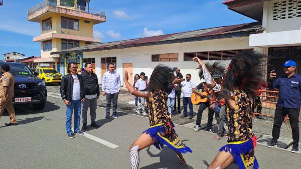 Tarian Adat 'Acem Akwei' Sambut Kedatangan Sekjen DPP Perindo di Manokwari