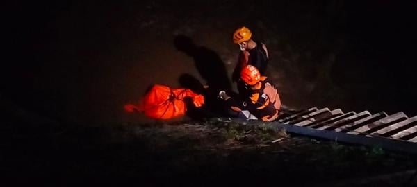 Mayat Tanpa Identitas Ditemukan Mengapung di Sungai Bondoyudo, Proses Evakuasi Berlangsung Dramatis