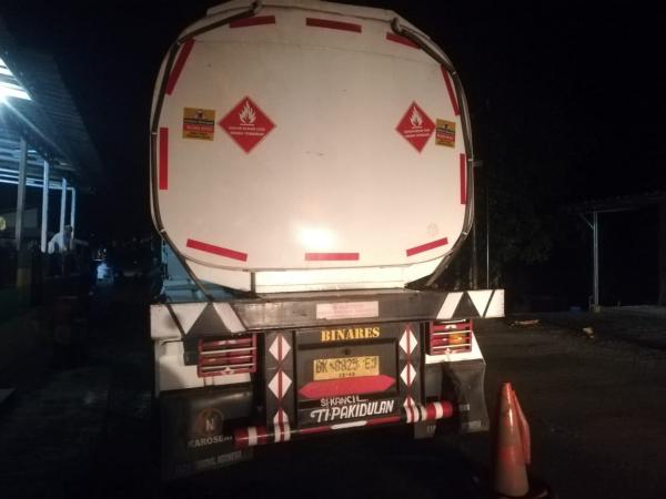 Rawan Kecelakaan, Truk Milik PT Sumatra Sarana Ditinggal Belasan Hari di Jalan Malingping Lebak