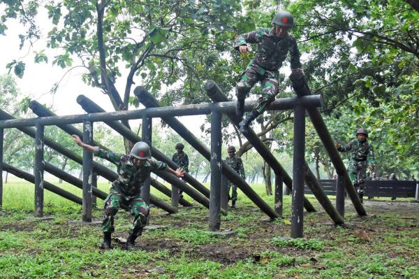 Aksi Prajurit Marinir Taklukkan Halang Rintang
