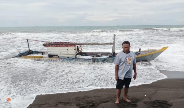 Hilang di Perairan Cihara Bayah, Nelayan Binuangeun Lebak Ditemukan Terdampar  di Pantai Tasikmalaya