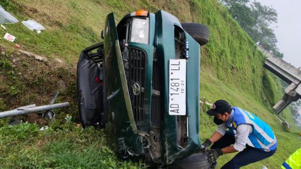 Toyota Kijang Pecah Ban Belakang di Jalan Tol, Oleng, Terbalik, Nyungsep di Parit, 3 Penumpang Tewas