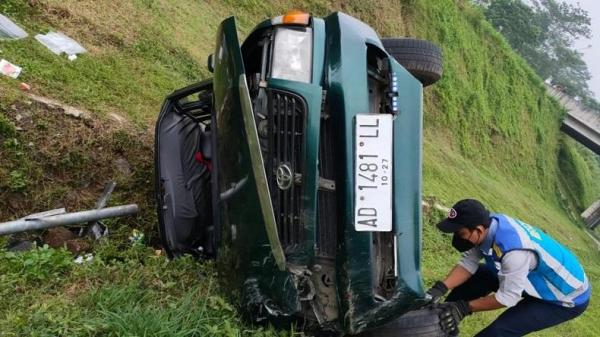 Pecah Ban, Mobil Terbalik di Tol Semarang-Solo Tewaskan 3 Orang