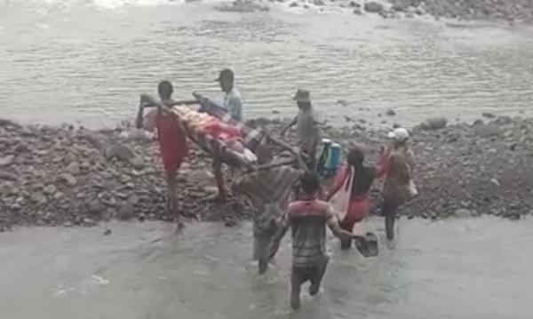 Viral! Seorang Ibu di Bungbulang Garut Ditandu Seberangi Sungai saat Mau Melahirkan