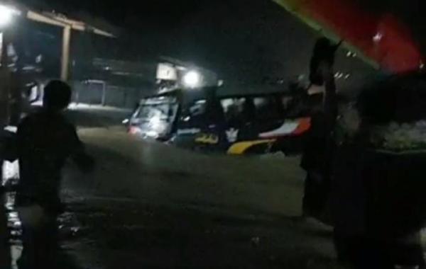 Sungai Meluap Banjir 1,4 Meter Rendam Rumah Warga dan Sebabkan Jalan Singkil - Subulussalam Lumpuh