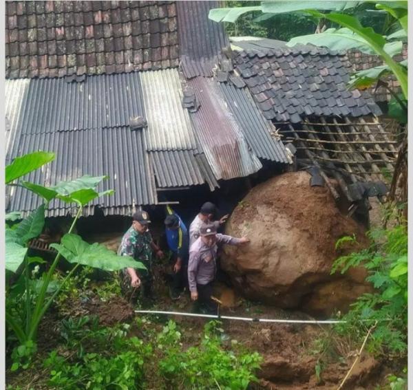 Rumah Warga Situbondo Tertimpa Runtuhan Batu Besar Usai Hujan Deras