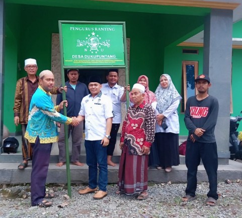 Jelang Peringatan 1 Abad NU, PKB Kabupaten Cirebon Berikan Bantuan 13 Plang Pengurus Ranting NU