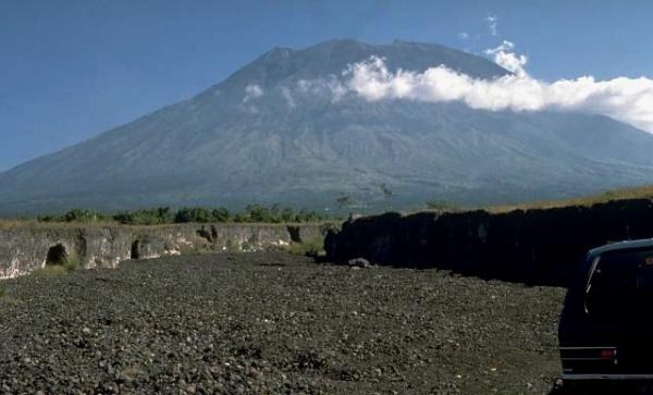 Jadi Kawasan Suci, Gunung di Bali Tidak Boleh Sembarangan Didaki