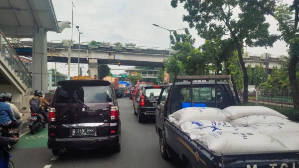 Truk Mogok Biang Kemacetan Panjang di Jalan I Gusti Ngurah Rai, Jakarta Timur