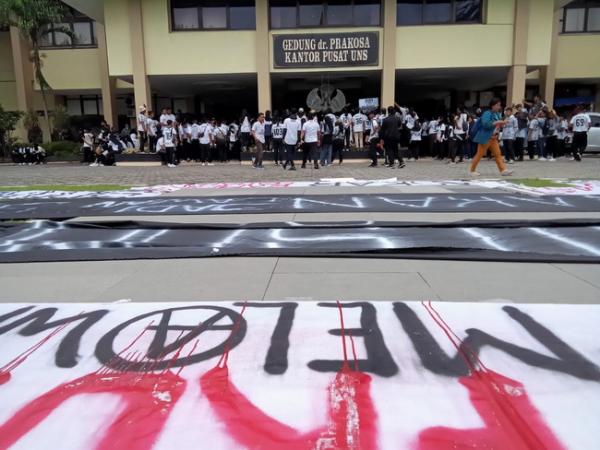 Buntut Pemilihan Rektor Berujung Somasi, Ratusan Mahasiswa FKOR UNS Segel Ruangan MWA