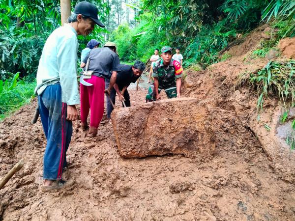 Hujan Deras, Jalan Pedukuhan Desa Simpur Longsor, Babinsa bersama Warga Kerja Bakti Bersihkan Jalan