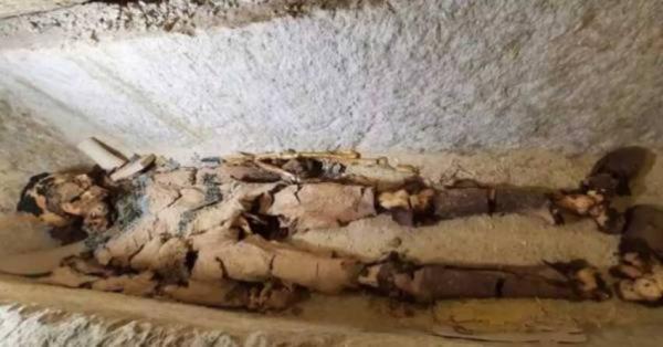 Wow! Arkeolog Temukan Mumi Berusia 4.300 Tahun yang Seluruh Tubuhnya Dibungkus Emas di Saqqara