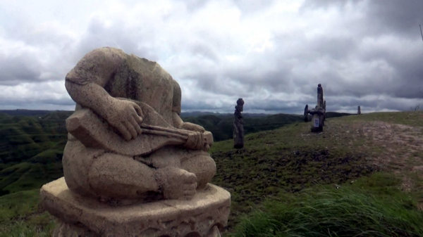 Total 16 Patung Ukiran dari Batu Cadas yang Rusak di Piarakuku Hills Sumba Timur