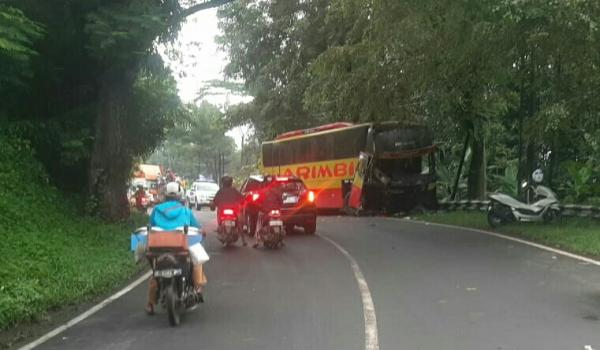 Tabrakan Bus Arimbi vs Toyota Hiace di Pemalang, Sopir Tewas di Tempat