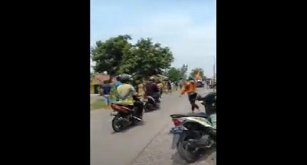 Pengendara Mobil Sebar Uang di Jalanan Jombang, Viral di Media Sosial