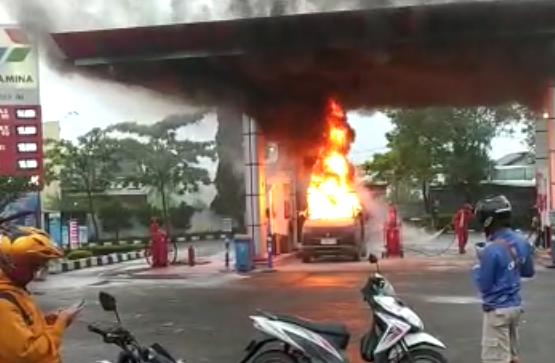 Diduga Korsleting Mesin, Mobil Pikap Ludes Terbakar saat Isi Bahan Bakar di SPBU Karangmoncol