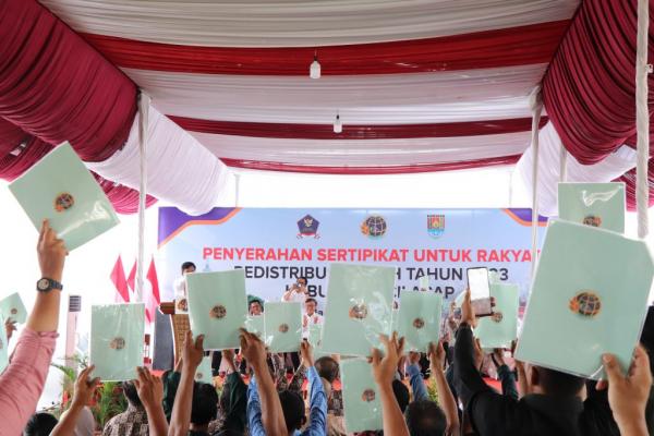 Menteri ATR/BPN Serahkan Sertifikat Redistribusi Tanah, Pj Bupati Cilacap Ngadu Soal Tanah Timbul