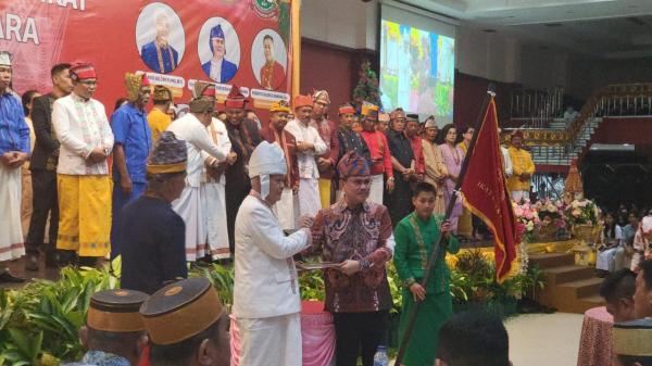 Ketua IKaT Nusantara Frederik Kalalembang Lantik Pengurus IKAT Kaltara