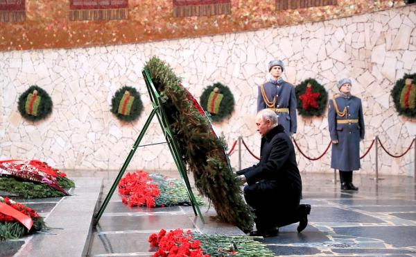 Rayakan 80 Tahun Kemenangan Soviet atas Nazi, Putin Letakkan Bunga di Makam Prajurit