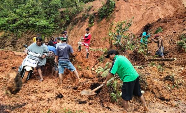 Longsor Tutup Jalan Poros di Pesondongan Toraja Utara
