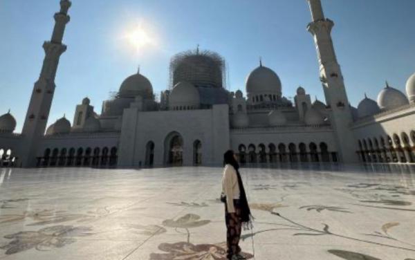 Kenakan Kerudung, Jennie BLACKPINK Kunjungi Masjid Abu Dhabi Bikin Heboh Netizen