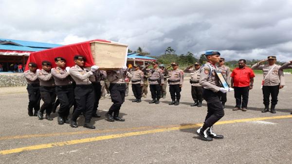 Polres Pegunungan Bintang, Berikan Penghormatan Terakhir kepada Jenazah Bripda Risman