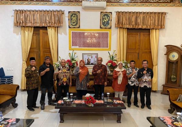Usulkan Golok Pusaka Indonesia Jadi  Warisan Budaya Dunia, Tim Golok Banten Kunjungi Bupati Irna