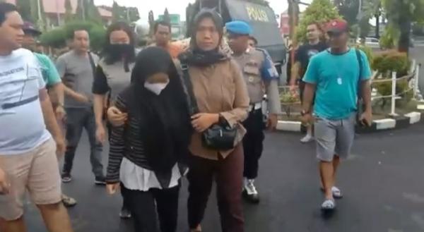 Polisi Tangkap Mama Muda Pembuang Bayi yang Dicekik dan Disilet