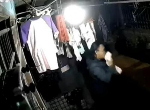 Terekam CCTV : Pria Curi  Pakaian Dalam Wanita Lalu Diciumi, Emak-Emak  Resah !