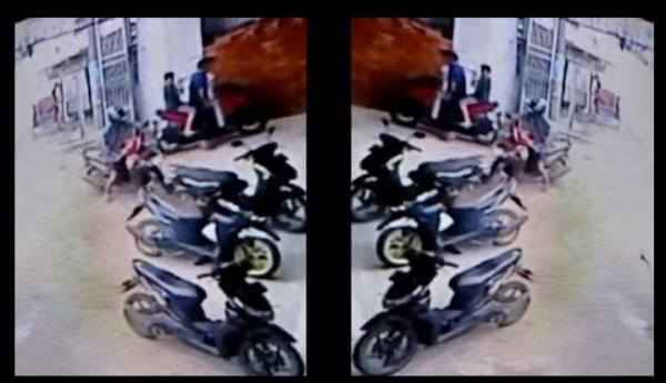 Terekam CCTV, Aksi Pengendara Motor Curi Tas di Labuan, Begini Ciri-cirinya