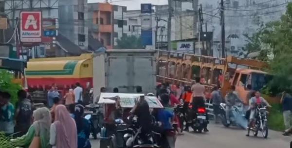 Tabrakan Truk Tangki Minyak dan Truk Pengangkut  di Jalinsum Kota Pinang, Arus Lalu Lintas Macet