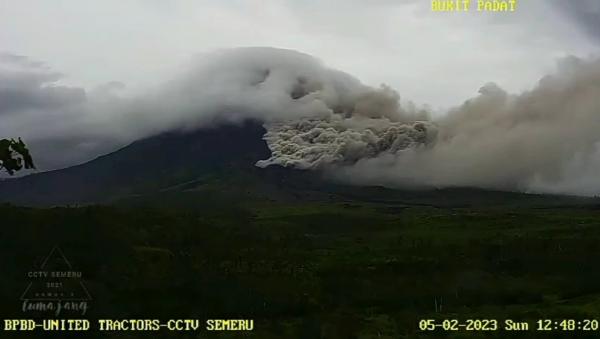 Breaking News! Erupsi Gunung Semeru Luncurkan Awan Panas Guguran Sejauh ...