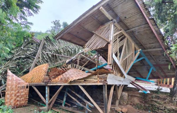 1 Unit Rumah dan Panggung Pergelaran Milik SDN III di Talegong Garut Tertimpa Pohon