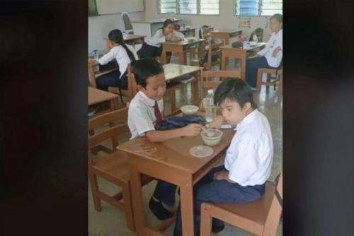 Kisah Viral Seorang Bocah Suapi Makan Teman Yang Berkebutuhan Khusus, Bikin Netizen Terharu!