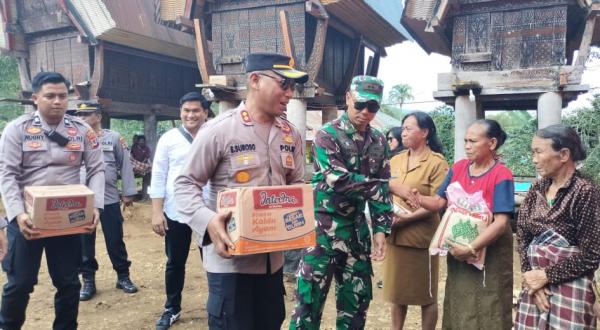 Kapolres Torut dan Dandim 1414/Tator Serahkan Bantuan Kemanusiaan ke Korban Longsor di Toraja Utara