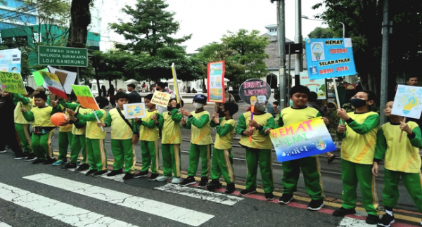 Keren! Siswa SDIT Nur Hidayah Surakarta  Kampanye Peduli Lingkungan di CFD