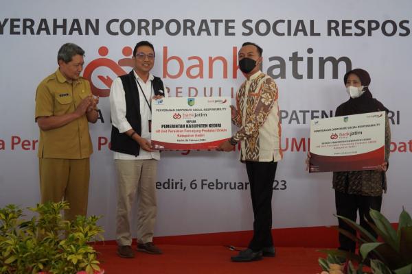 Dukung UMKM, Bank Jatim Serahkan CSR Kepada Pemkab Kediri