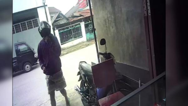 Pencurian Handphone di Baubau Terekam CCTV, Pelaku Memakai Helm dan Masker