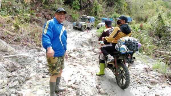 Reses di Kecamatan Rampi, Anggota DPRD Lutra Tempuh Jalur Berlubang dan Berlumpur