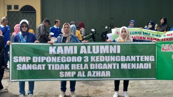 Puluhan Alumni Demo, Tolak Perubahan Nama SMP Diponegoro Menjadi SMP Al Azhar