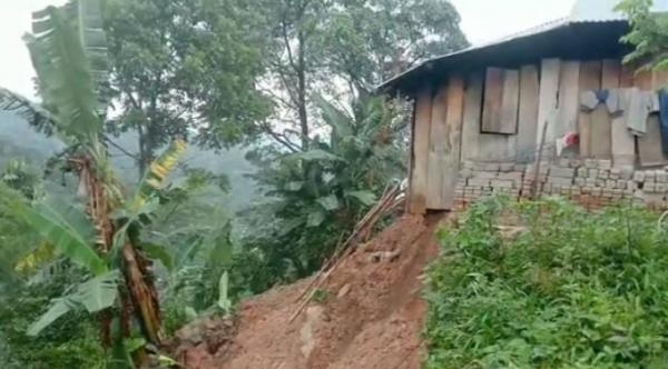 Akibat Intensitas Hujan Tinggi, Sejumlah Rumah Warga di Matim Terbawa Longsor