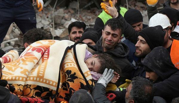 Gempa M7,8 di Turki Tewaskan Hampir 1000 Orang