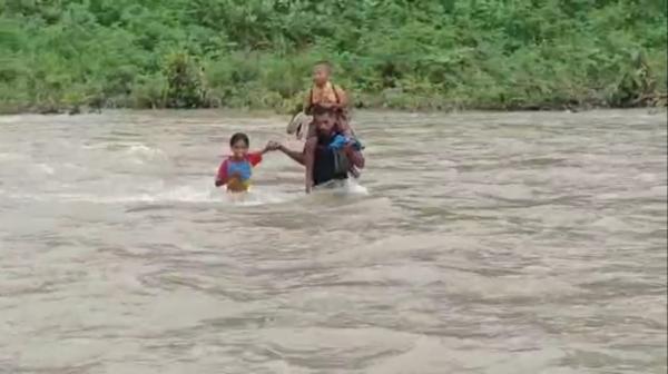 Siswa SD di Sikka Nekat Terobos Banjir Demi ke Sekolah, Meski Nyawa Jadi Taruhannya