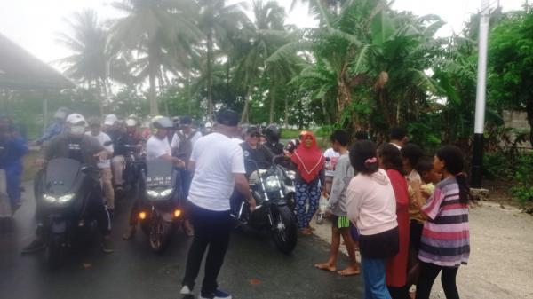 Touring Kemanusiaan,  Bupati Malra bagi – bagi Beras