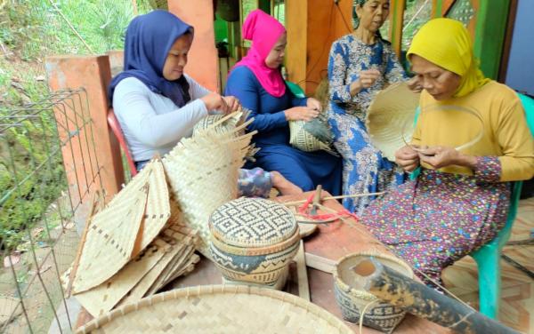 Turun Temurun Warga Kampung Ciguha Malati buat Kerajinan Anyaman Bambu